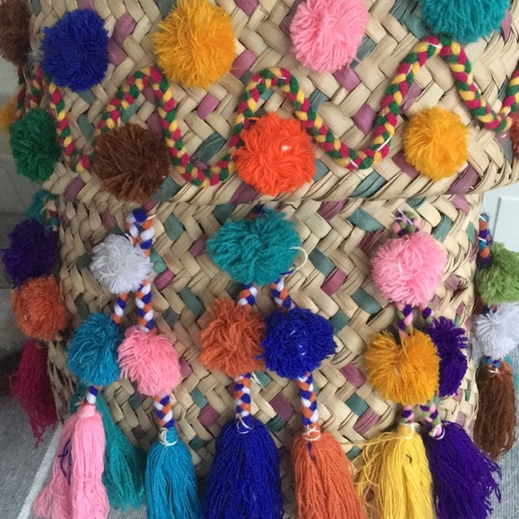 👛whimsical pom pom bag - Picture 4 of 5